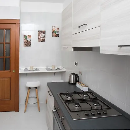 Moderno Metro B San Paolo Рим