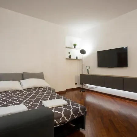 Moderno Metro B San Paolo Рим